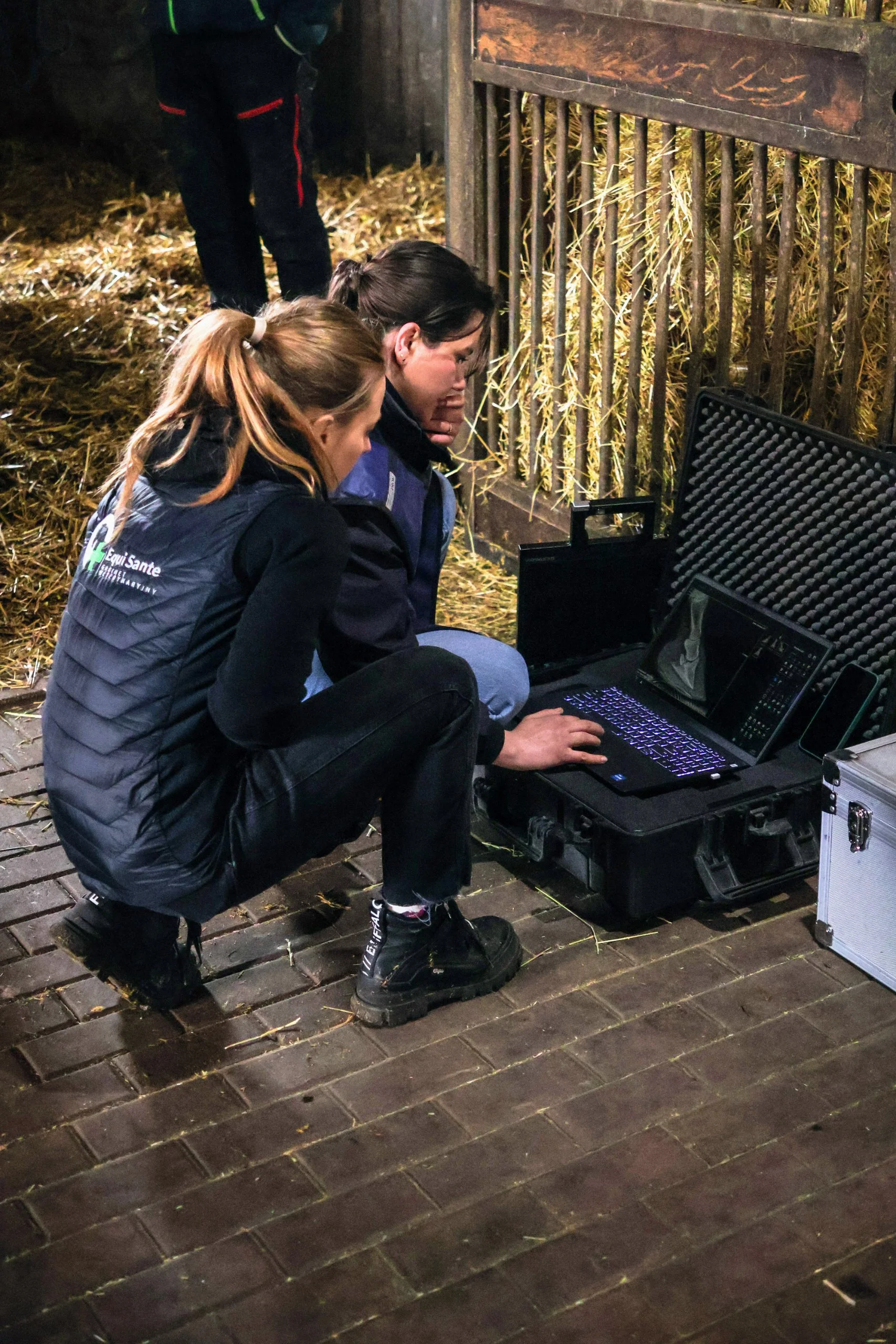 Lekarki przygotowują sprzęt diagnostyczny w stajni